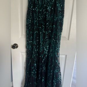 NEVER WORN Elegant Windsor Long Prom/Wedding Dress / Size: L